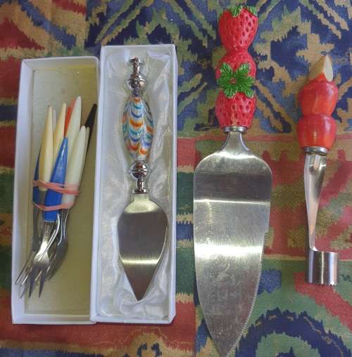 A COLLECTION OF VINTAGE CUTTLERY