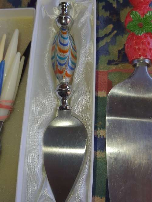 A COLLECTION OF VINTAGE CUTTLERY