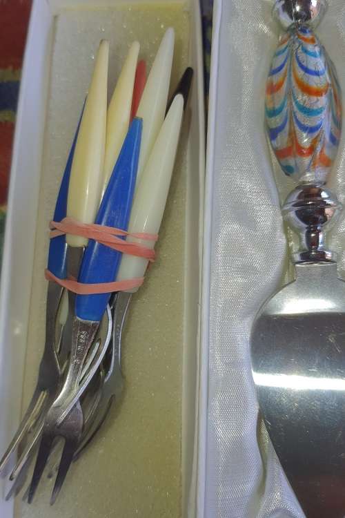 A COLLECTION OF VINTAGE CUTTLERY