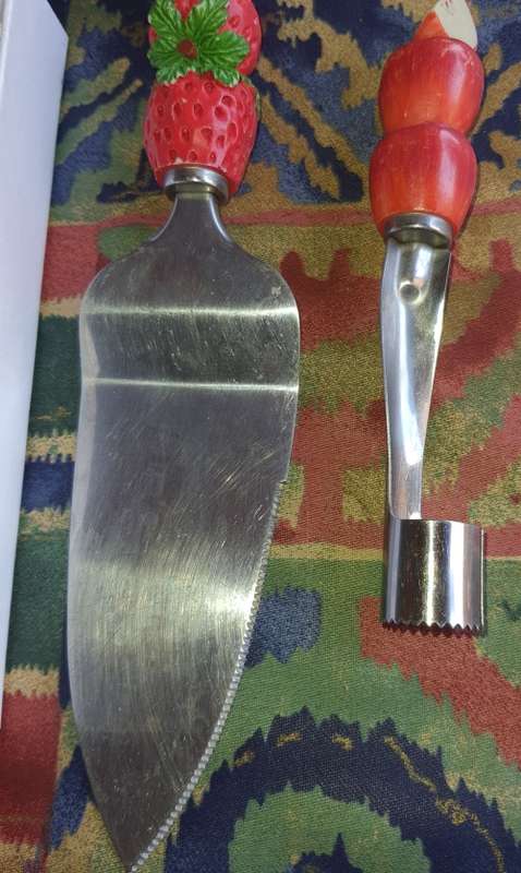 A COLLECTION OF VINTAGE CUTTLERY