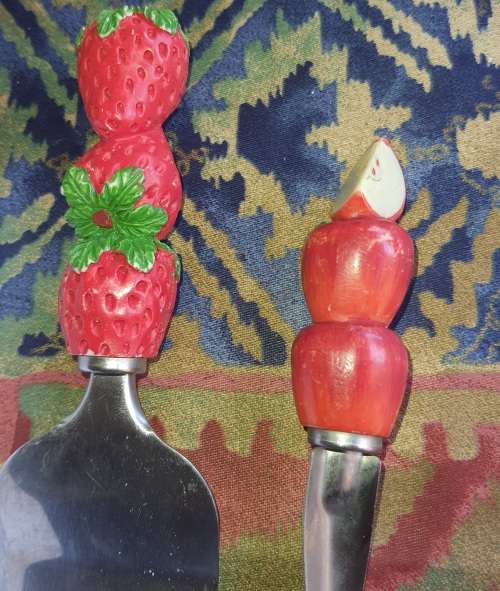 A COLLECTION OF VINTAGE CUTTLERY