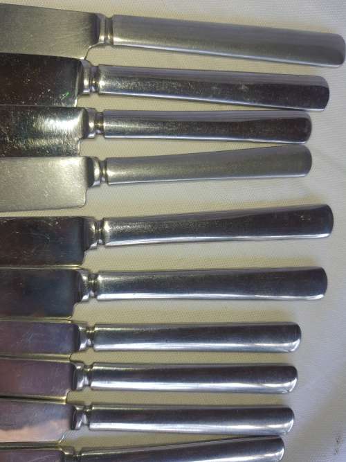 A VINTAGE JOBLOT STAINLESS STEEL KNIVES SOLD AS IS