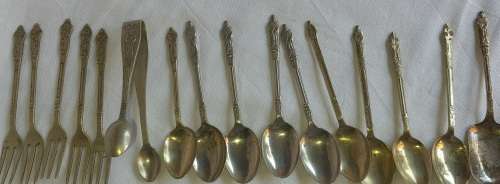 A JOBLOT ANTIQUE CUTLERY MADE IN ENGLAND EPNS SOLD AS IS