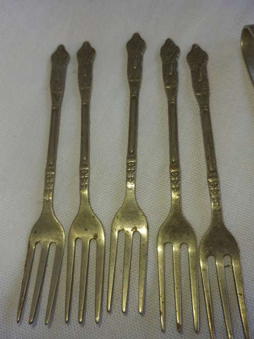 A JOBLOT ANTIQUE CUTLERY MADE IN ENGLAND EPNS SOLD AS IS