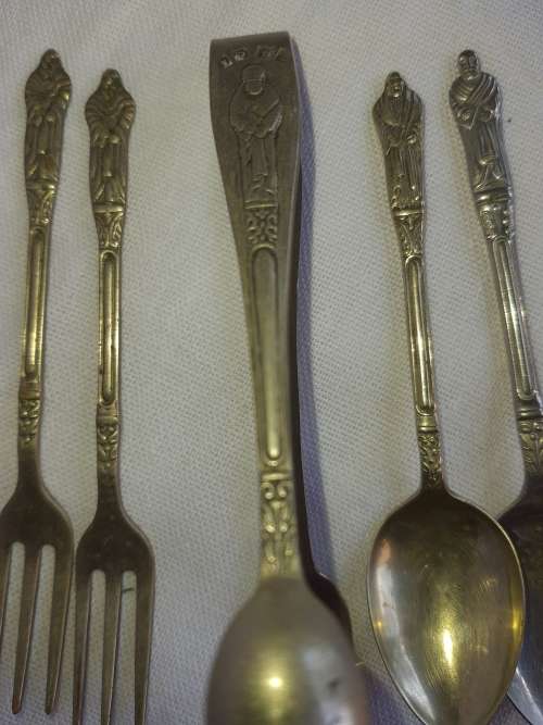 A JOBLOT ANTIQUE CUTLERY MADE IN ENGLAND EPNS SOLD AS IS