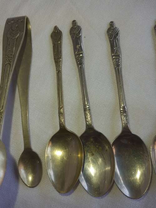 A JOBLOT ANTIQUE CUTLERY MADE IN ENGLAND EPNS SOLD AS IS