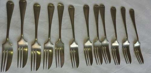 A JOBLOT VINTAGE STAINLESS NICKLE SILVER DESERT FORKS SOLD AS IS