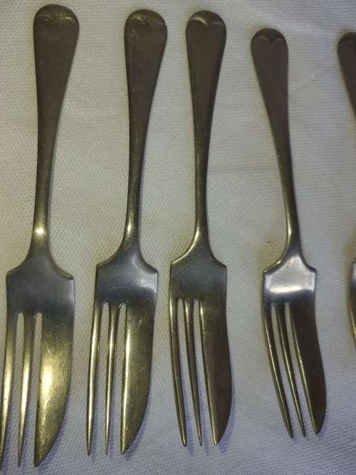 A JOBLOT VINTAGE STAINLESS NICKLE SILVER DESERT FORKS SOLD AS IS