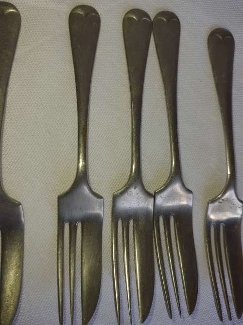 A JOBLOT VINTAGE STAINLESS NICKLE SILVER DESERT FORKS SOLD AS IS