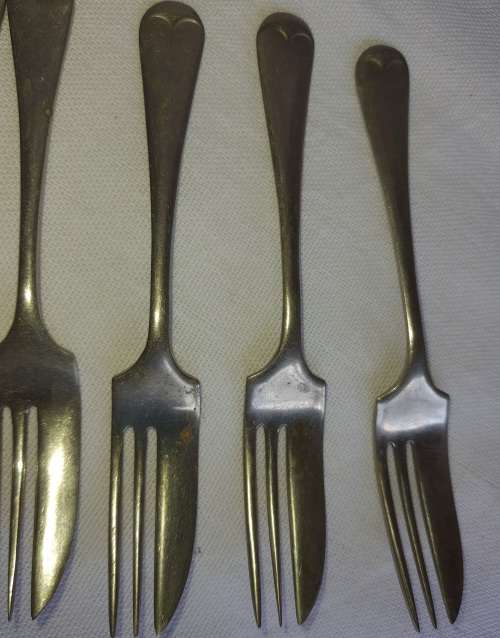 A JOBLOT VINTAGE STAINLESS NICKLE SILVER DESERT FORKS SOLD AS IS