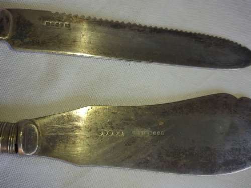 AN ANTIQUE EPNS BONE HANDLED CARVING SET SOLD AS IS