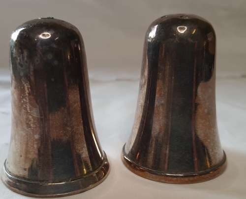 ASET OF VINTAGE SALT AND PEPER SHAKERS SILVER PLATED SOLD AS IS