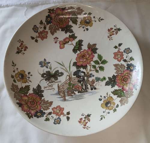 A VINTAGE  WEDGWOOD PLATE OF ETRURIA AND BARLASTON MADE IN ENGLAND , EASTERN FLOWERS PATTERN