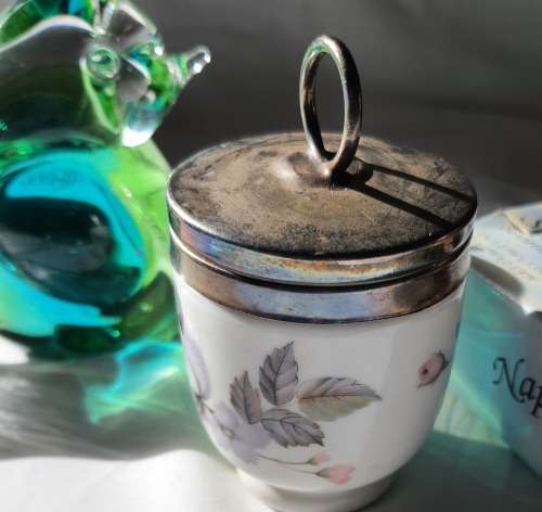 A VINTAGE JOBLOT MURANO PAPER WEIGHT AND OTHER KITCHENALIA SOLD AS IS
