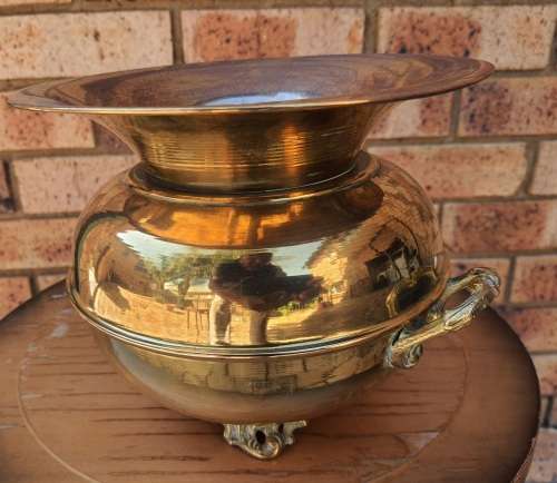A VINTAGE ROMAN STYLE POT PLANTER OR VASE