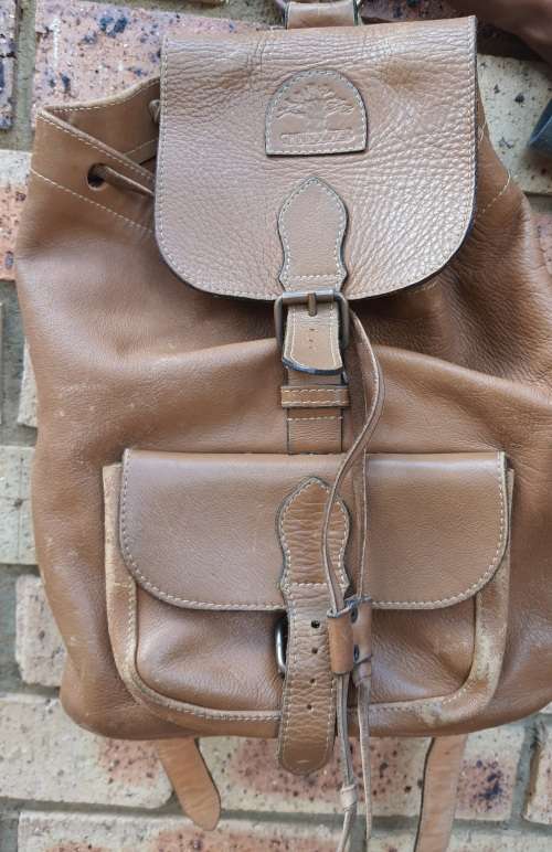 A BROWN LEATHER NAPSACK SOLD AS IS