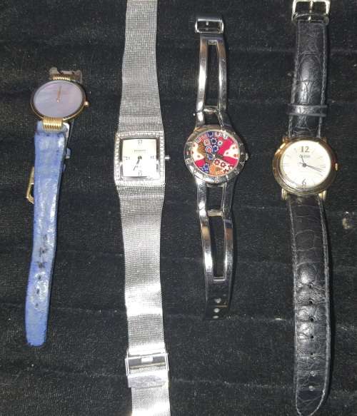 A COLLECTION OF VINTAGE LADIES WATCHES SOLD AS IS NOT TESTED