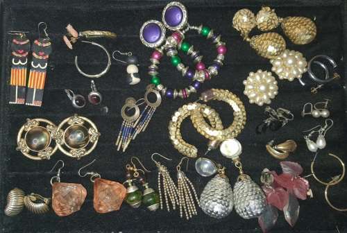 A VINTAGE JOBLOT COSTUME FANCY EARRINGS SOLD AS IS