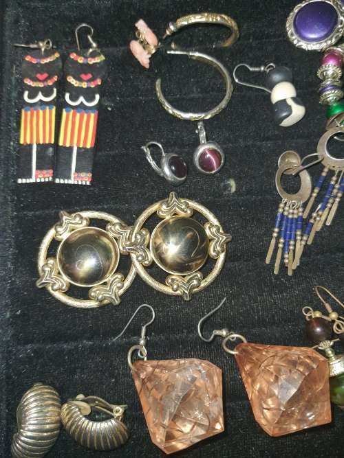 A VINTAGE JOBLOT COSTUME FANCY EARRINGS SOLD AS IS