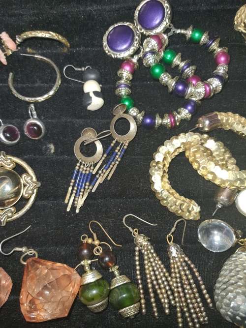 A VINTAGE JOBLOT COSTUME FANCY EARRINGS SOLD AS IS
