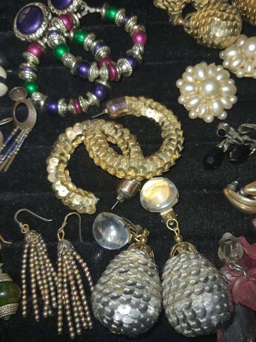 A VINTAGE JOBLOT COSTUME FANCY EARRINGS SOLD AS IS