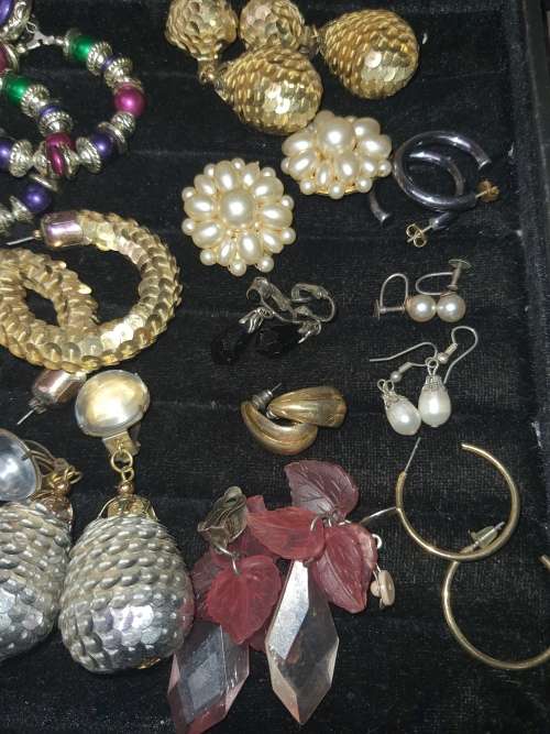 A VINTAGE JOBLOT COSTUME FANCY EARRINGS SOLD AS IS