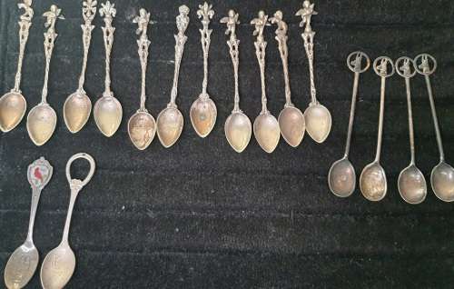 A COLLECTION OF VINTAGE TEASPOONS SOLD AS IS