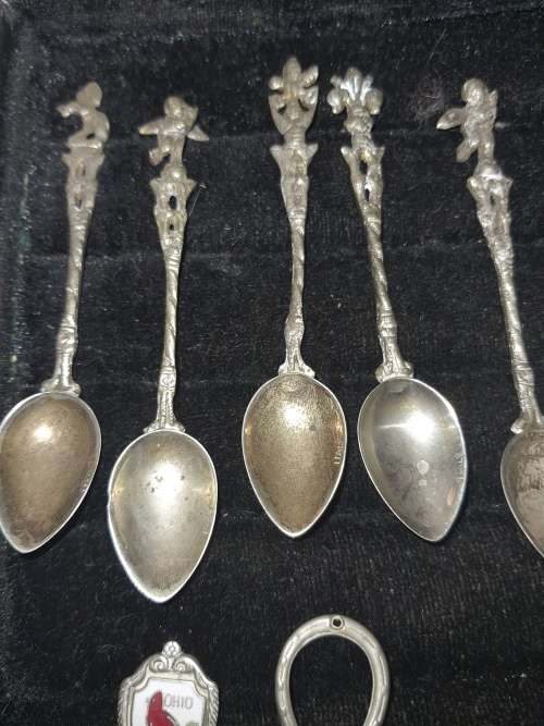 A COLLECTION OF VINTAGE TEASPOONS SOLD AS IS
