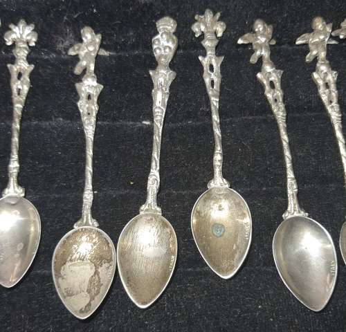 A COLLECTION OF VINTAGE TEASPOONS SOLD AS IS