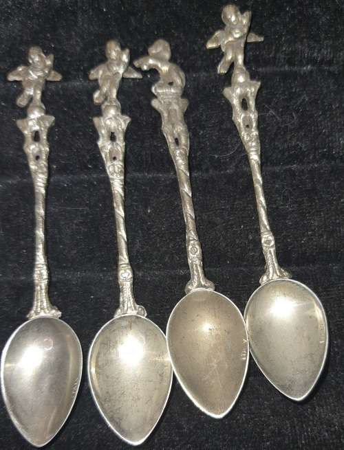 A COLLECTION OF VINTAGE TEASPOONS SOLD AS IS