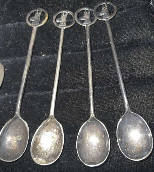 A COLLECTION OF VINTAGE TEASPOONS SOLD AS IS
