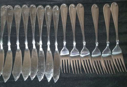 AN EETRITE SONATU STAINLESS STEEL FISH KNIFE AND FORK JOBLOT SOLD AS IS