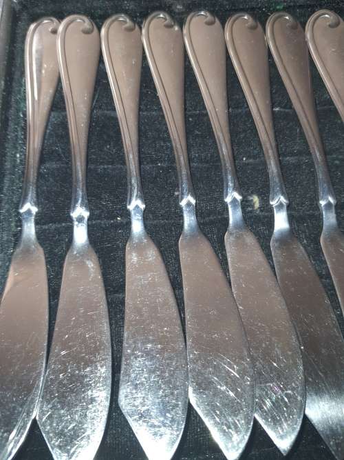 AN EETRITE SONATU STAINLESS STEEL FISH KNIFE AND FORK JOBLOT SOLD AS IS