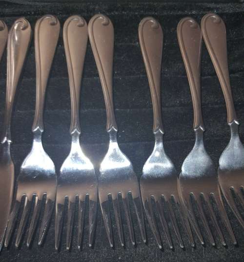 AN EETRITE SONATU STAINLESS STEEL FISH KNIFE AND FORK JOBLOT SOLD AS IS