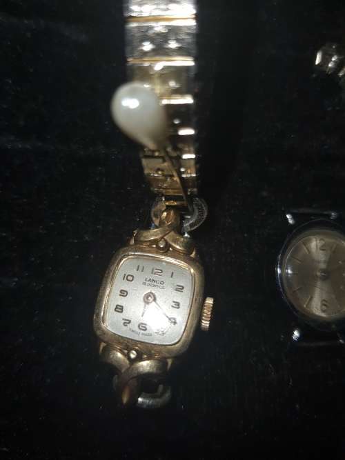 A COLLECTION OF VINTAGE AND ANTIQUE WOMANS WATCHES SOLD AS IS NOT TESTED [ E1]