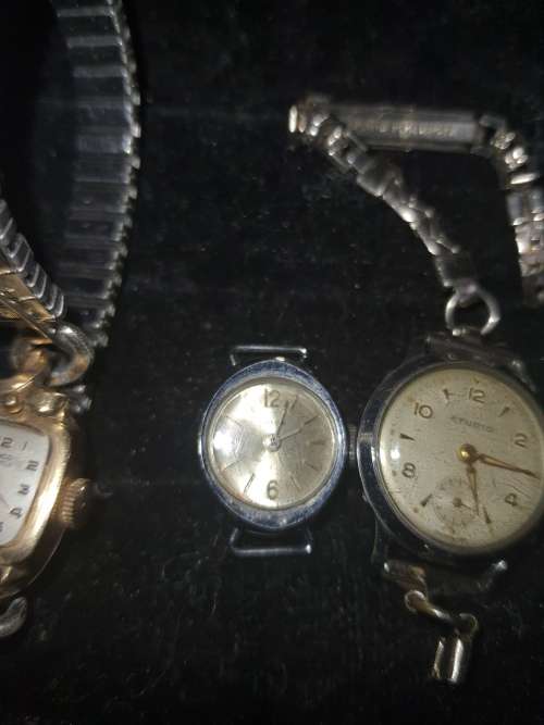 A COLLECTION OF VINTAGE AND ANTIQUE WOMANS WATCHES SOLD AS IS NOT TESTED [ E1]