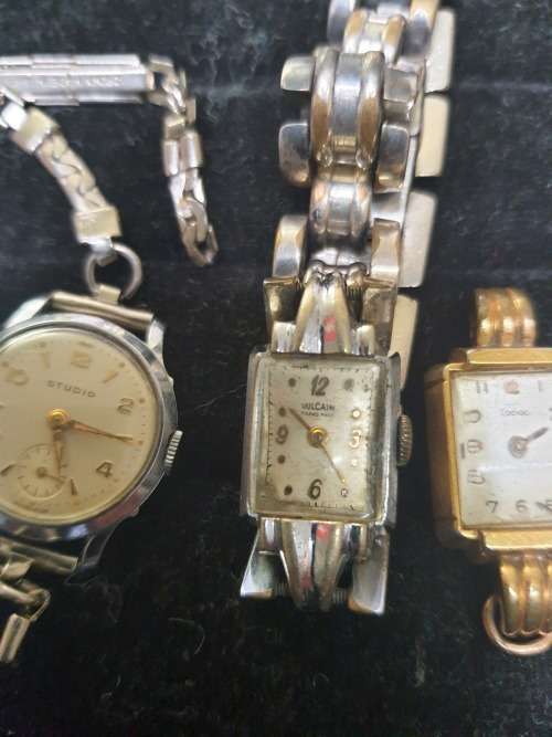 A COLLECTION OF VINTAGE AND ANTIQUE WOMANS WATCHES SOLD AS IS NOT TESTED [ E1]