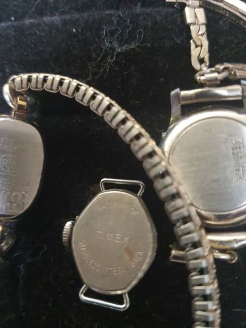A COLLECTION OF VINTAGE AND ANTIQUE WOMANS WATCHES SOLD AS IS NOT TESTED [ E1]