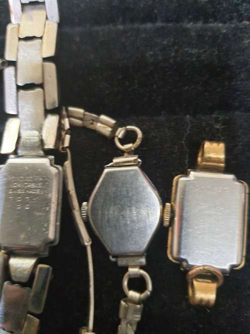 A COLLECTION OF VINTAGE AND ANTIQUE WOMANS WATCHES SOLD AS IS NOT TESTED [ E1]