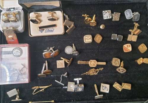 AN EXECUTIVE GENTLEMENS CUFFLINK COLLECTION SOLD AS IS