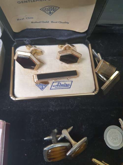 AN EXECUTIVE GENTLEMENS CUFFLINK COLLECTION SOLD AS IS