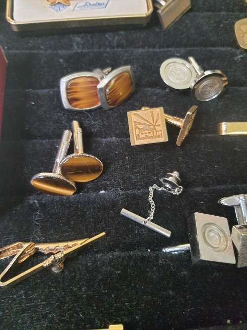 AN EXECUTIVE GENTLEMENS CUFFLINK COLLECTION SOLD AS IS