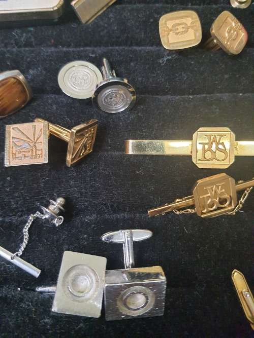 AN EXECUTIVE GENTLEMENS CUFFLINK COLLECTION SOLD AS IS
