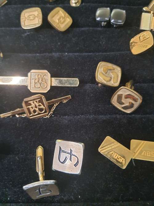 AN EXECUTIVE GENTLEMENS CUFFLINK COLLECTION SOLD AS IS