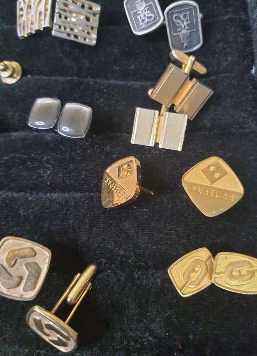 AN EXECUTIVE GENTLEMENS CUFFLINK COLLECTION SOLD AS IS