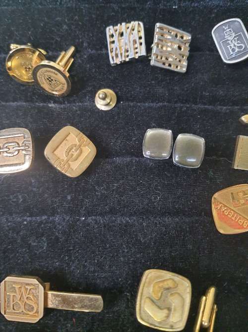 AN EXECUTIVE GENTLEMENS CUFFLINK COLLECTION SOLD AS IS