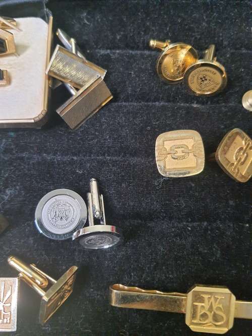 AN EXECUTIVE GENTLEMENS CUFFLINK COLLECTION SOLD AS IS