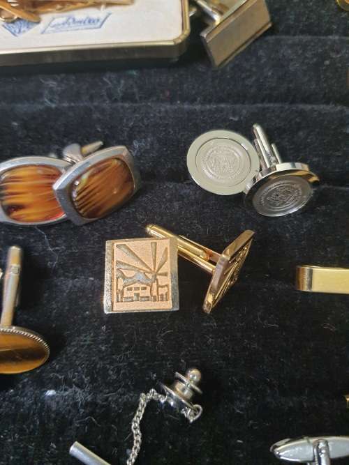 AN EXECUTIVE GENTLEMENS CUFFLINK COLLECTION SOLD AS IS