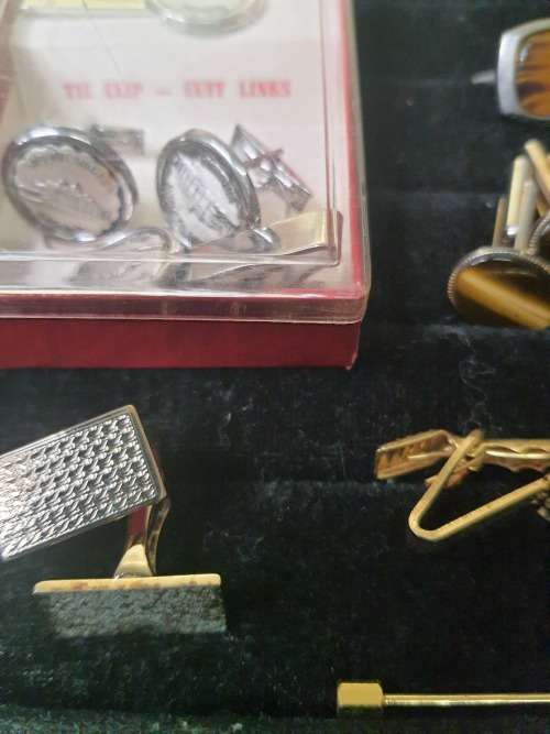 AN EXECUTIVE GENTLEMENS CUFFLINK COLLECTION SOLD AS IS