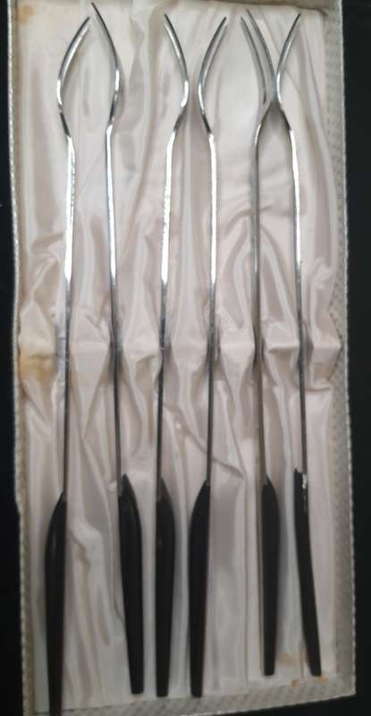 A VINTAGE MODERNA EETRITE STAINLESS STEEL FONDUE SET OF FORKS SOLD AS IS